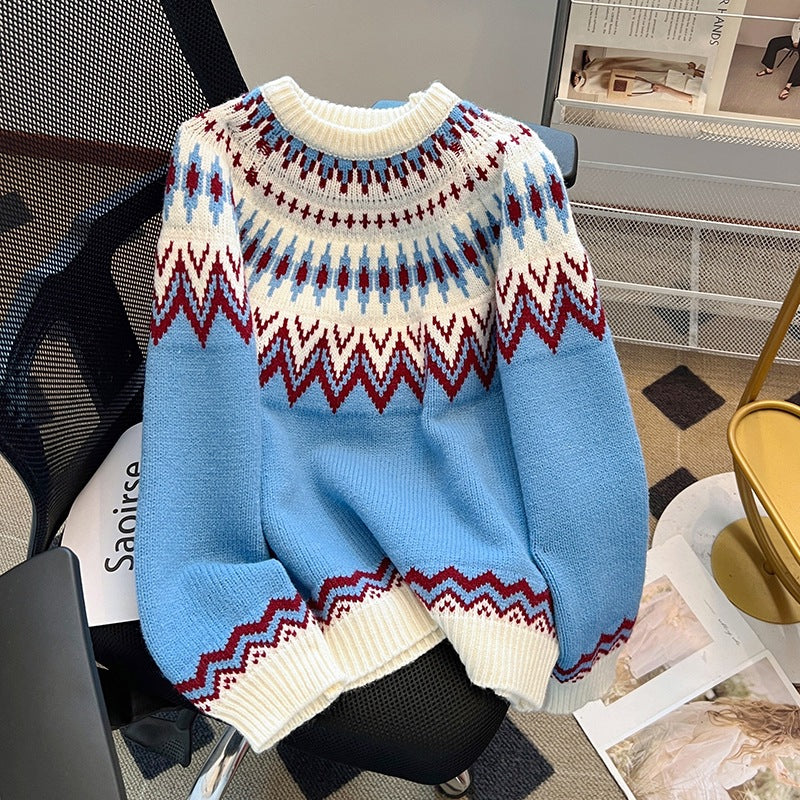 Stickad tröja med nordiskt mönster