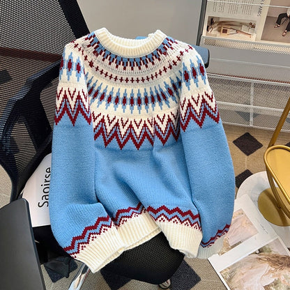 Stickad tröja med nordiskt mönster